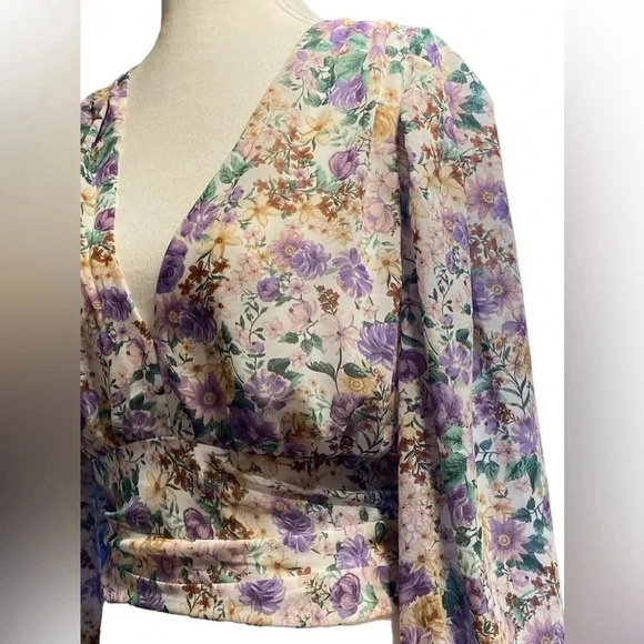 Papaya floral top size large floral pattern and deep V Neck - Picture 5 of 8